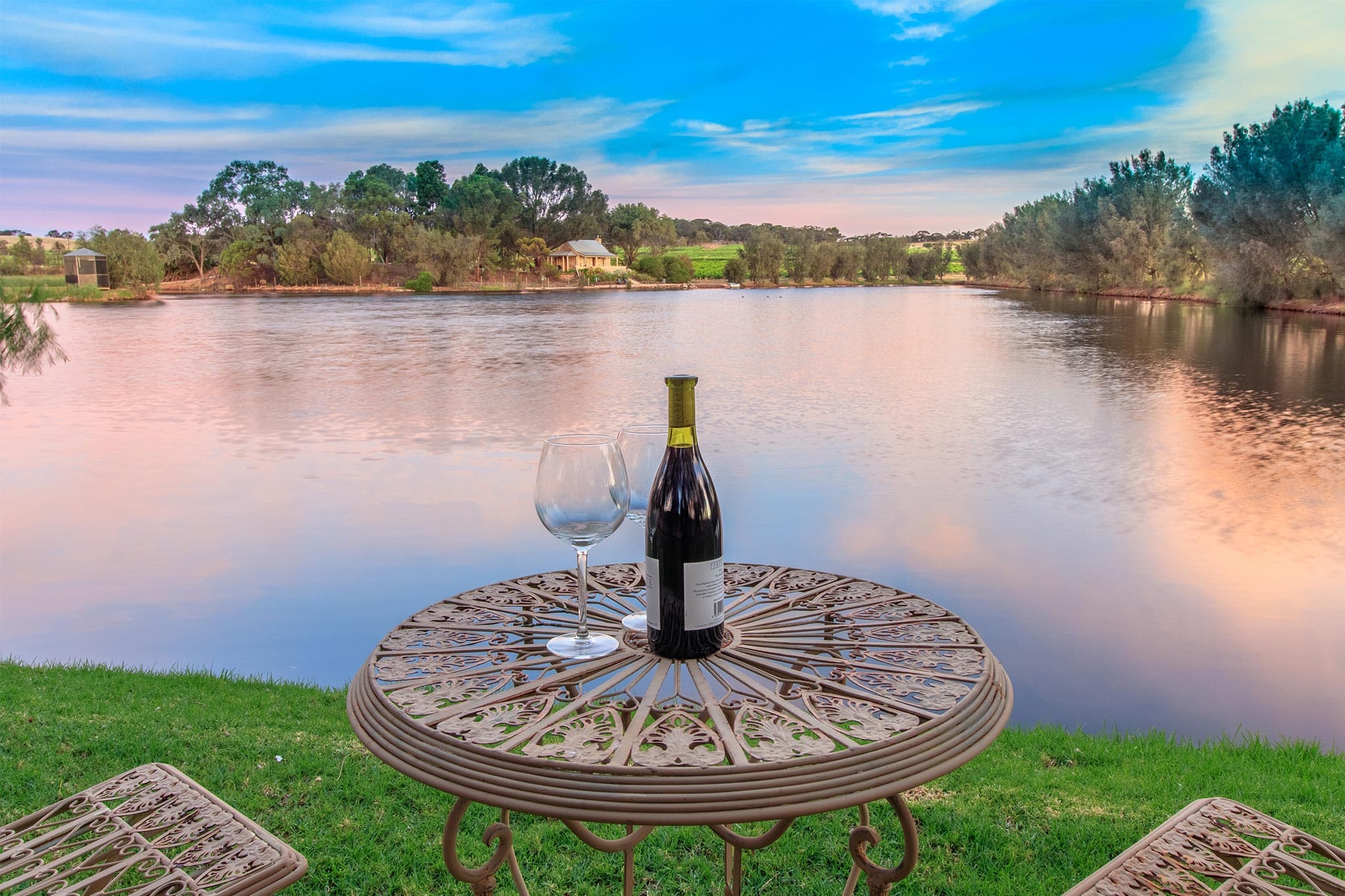 Stonewell Cottages Vineyards Cupids Cottage view over lake